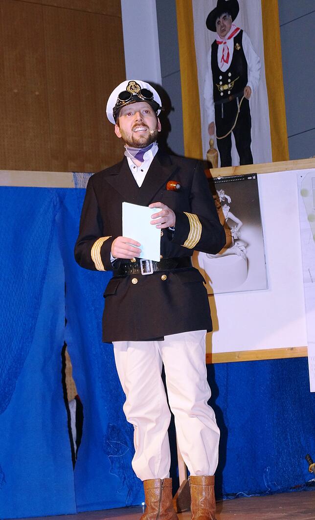 Charmant versorgt Moderator Marcel Rothmund die Gäste mit Flachwitzen.