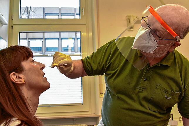 Hausarzt Oliver Freischlader macht bei Lehrerin Katja Bieg von der Rupertsbergschule einen Schnelltest. Das Bild entstand im Februar.