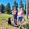 Tobias und Andrea Limberger mit Tochter Lisa, die Namenspatin für den Gemüsegarten war, und Hündin Josie.