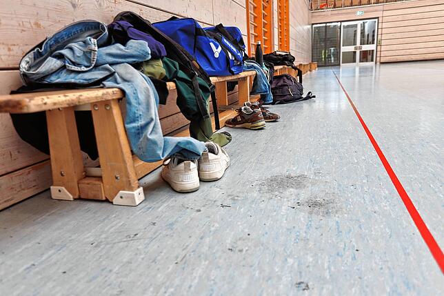 In der Schänzlehalle kleben die Bänke und der Boden trotz regelmäßiger Reinigung.