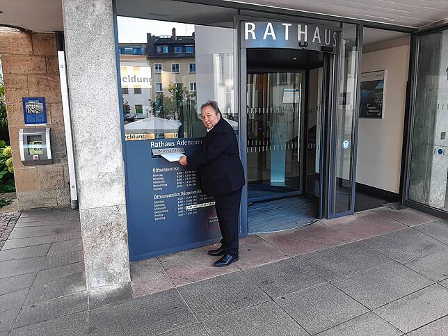 Dieter Baldauf wirft seine Unterlagen im Rathaus ein.