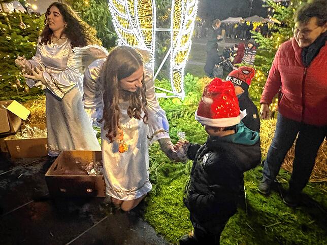 Zauberhafte Engel verteilten Geschenke an die jüngsten Marktbesucher.