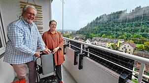 Roswitha Ballmer und Wilfried Gronau zeigen ihr Balkonkraftwerk samt optionalem Stromspeicher im 8. Stock des Hochhauses im Schlattholz ...