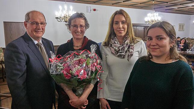 Gratulation: Viel Lob und Dank gab es von Bürgermeisterstellvertreter Eugen Mulflur und dem ganzen Gemeinderat für Annemarie Kalmbach, ...