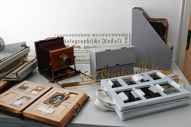 Auch der Nachlass der Familie Hotz lagert im Stadtarchiv. Das Bild zeigt eine Übersicht mit Abzügen, Negativen und einer historischen ...