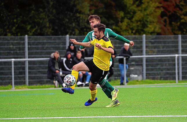 Franco Caputo vorne (SV Worblingen) gegen Besart Hyseni (SV Bermatingen).