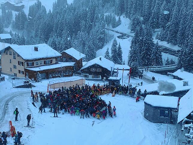 Blick aus der Gondel auf die Uga-Talstation in Damüls. Kurzzeitig kam es am vergangenen Samstag zu größeren Menschenansammlungen.