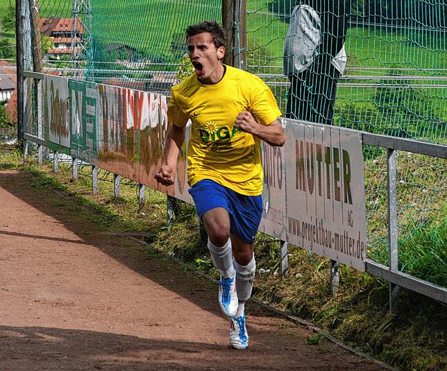 Torschütze im Spitzenspiel: Musa Musliu, der später mit dem SV Herten den Bezirksliga-Titel gewinnt, trifft beim 2:2 am 30. April 2011 ...