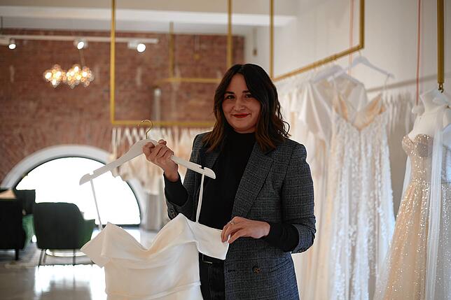 Nikol Konta zeigt ein Brautkleid mit den Flügelärmelchen, die derzeit bei vielen Bräuten im Trend liegen.