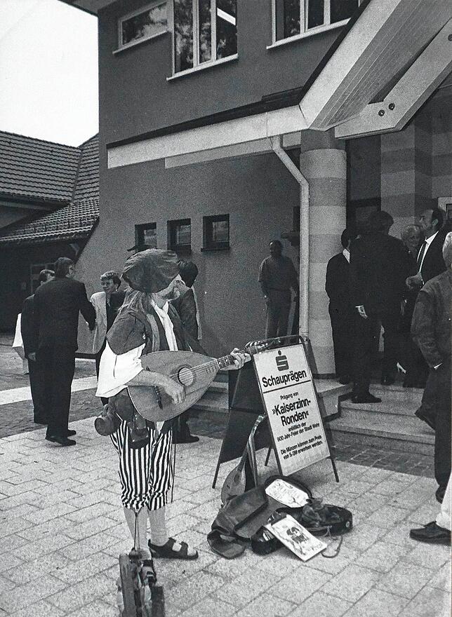 Andenken: Die Sparkasse Hochrhein gab zum Jubiläum eine auf 900 Exemplare limitiert silberne Gedenkmünze für 30 Mark heraus. Mit einer ...