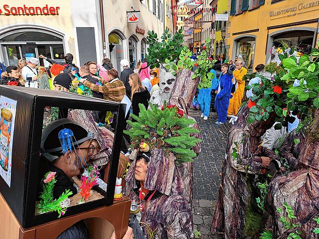 Die Wessenbergstraße bringt auch Bäume und Aquarien zum Tanzen. Unter den Narren und Mäschgerle ist jeder willkommen.