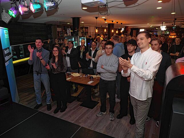 Bei der Wahlparty der CDU zur Bundestagswahl 2025 im Restaurant Lima in Konstanz: Mitglieder und Freunde der Partei verfolgen gespannt ...