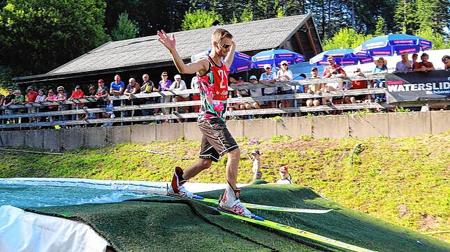 Ganz Skispringer – Sven Thörner zeigt den Telemark. Am Ende entscheidet er den Wettbewerb für sich. Fotos: Hans-Jürgen Kommert