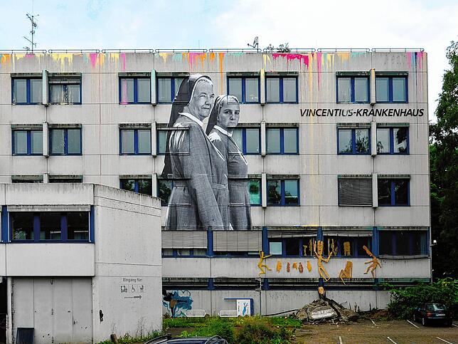 Würdigung der Leistung des Personals am Vincentius-Krankenhaus. Das Gebäude wurde inzwischen abgerissen.