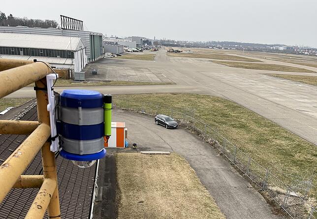 Das montierte System von Iwiation am Bodensee-Airport. Es besteht aus einem Transponder und einer Reihe von Kameras, die Technik ist ...