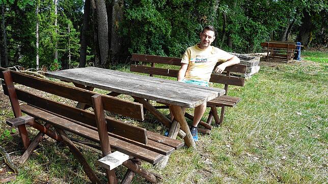 Alexander Hettich (47) ist mit seiner Familie nach Wutach zurückgekehrt. Hier ist er auf dem Grillplatz in Ewattingen.