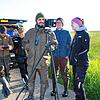 Vor der Mahd lässt der Landwirt die Wiesen mit Drohnen von der Rehkitzrettung absuchen, die Beteiligten haben den Monitor im Blick (von ...