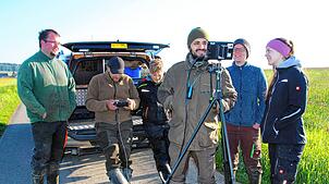 Vor der Mahd lässt der Landwirt die Wiesen mit Drohnen von der Rehkitzrettung absuchen, die Beteiligten haben den Monitor im Blick (von ...