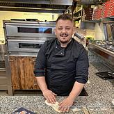 Atmin Fetai knetet einen Pizzateig. So viel wie möglich macht der Koch selbst. Erfahrung hat er über viele Jahre in diversen Konstanzer ...