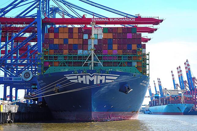 Containerschiffe werden am Containerterminal Burchardkai (CTB) im Hamburger Hafen abgefertigt. Der Welthandel droht einen herben Dämpfer ...