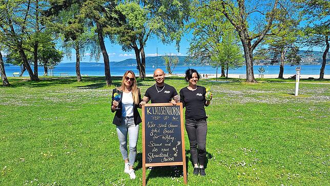 Natascha Krieg mit ihren langjährigen Mitarbeitern Czanett Nemeth und Gabor Arnold. Seit 4. April ist das Bistro im Strandbad ...