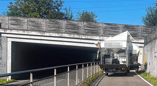Der völlig demolierte Lieferwagen auf dem Radweg. Links die Hauptstraße, die er hätte befahren müssen.