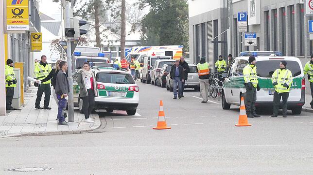 Polizei und Zoll in der Cesar-Stünzi-Straße.