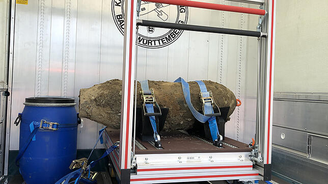 Fertig zum Abtransport nach Sindelfingen: Eine 250 Kilogramm schwere amerikanische Fliegerbombe nach der Entschärfung.