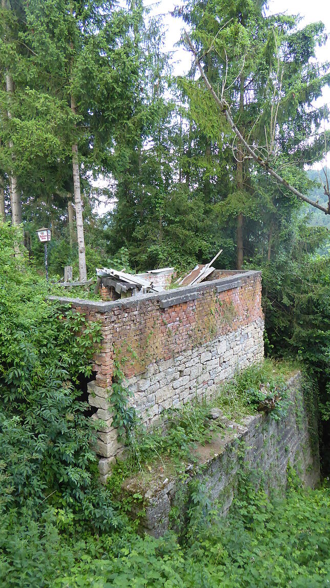 Das Fundament einer Gerberei am oberen Stadtweg versinkt nach und nach im Erdreich.