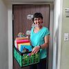 An der Grundschule Riedöschingen bringt Lehrerin Martina Baschnagel Lernmaterial zu den Schülern.