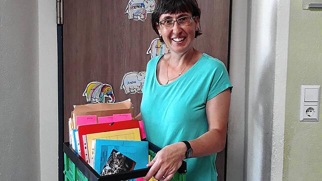 An der Grundschule Riedöschingen bringt Lehrerin Martina Baschnagel Lernmaterial zu den Schülern.