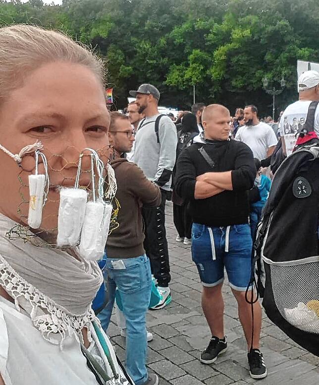 Bild 1: Corona-Querdenkerin Johanna Welschen fiel in Berlin mit einer Tampon-Maske auf. Mit uns sprach sie darüber, was sie antreibt