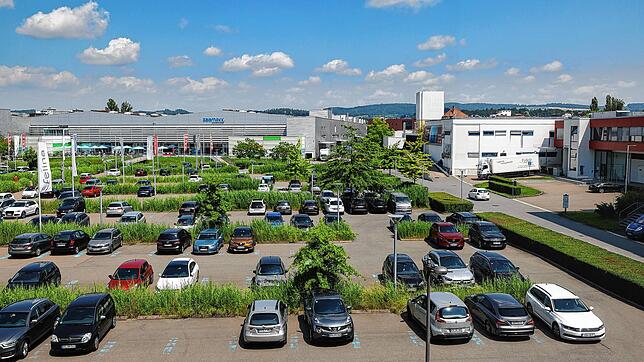 Ein Gutachten sieht Potenzial: Das Radolfzeller Seemaxx (im Bildhintergrund) möchte seine Fläche gerne im Bereich des Parkplatzes neben ...
