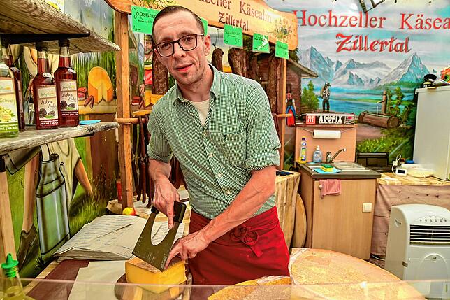 Ein Berliner am Tiroler Käsestand. Rico Gierig ist Käseverkäufer mit Leib und Seele. Bei ihm gibt‘s auch ein Probiererle von würzigem ...