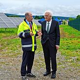 EnBW-Chef Georg Stamatelopoulos (links) und Ministerpräsident Winfried Kretschmann auf dem Gelände des Parks. Bei schätzen sich und ...