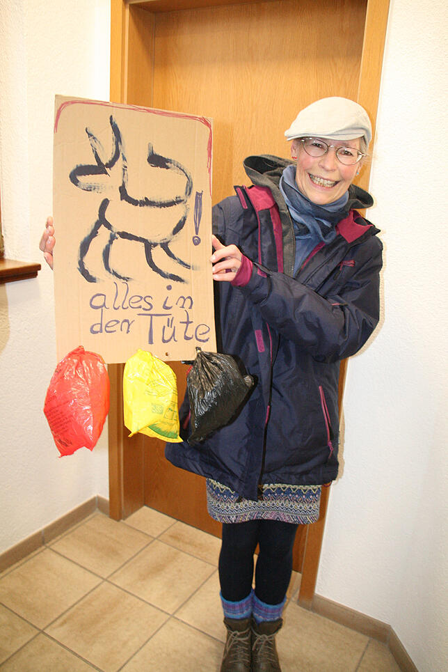 „Alles in der Tüte“: Maria-Theresia Ruf protestierte auf ihre eigene Art gegen die Erhöhung der Hundesteuer.
