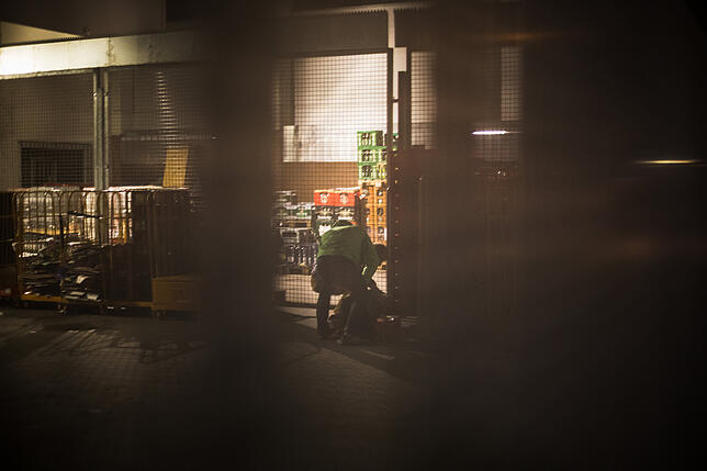In Petershausen suchen die Brüder nach Brot, das der Supermarkt stets am späten Abend entsorgt.