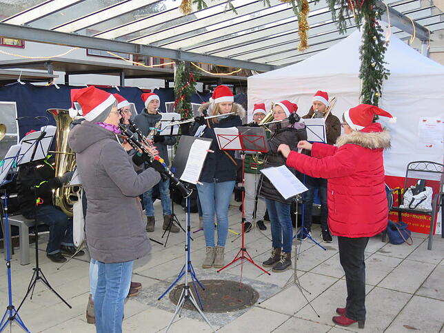 Jazz-Tanz, Märchen oder auch Musik und Gesang werden beim Weihnachtsmarkt geboten. Hier die Donaumusikanten Gutmadingen bei ihrem Auftritt.