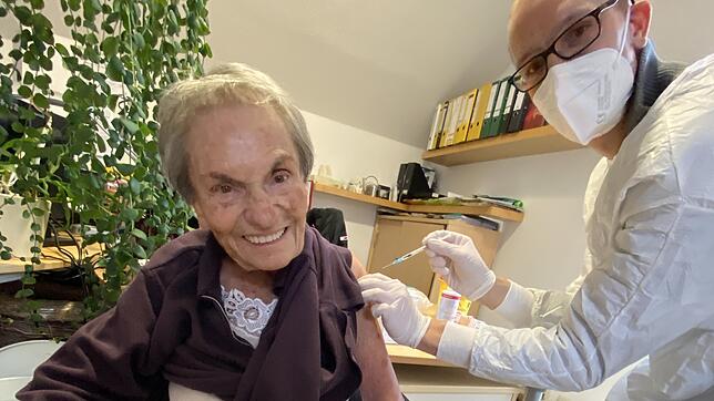 Im Landkreis Waldshut waren am 2. Januar die ersten Personen in Altenpflegeeinrichtungen gegen Corona geimpft worden. Unser Bild zeigt ...