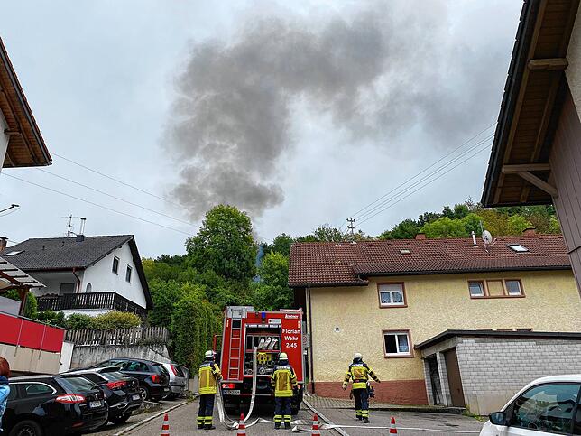 Bild 1: Mit Video: Hier brennt eine Gartenhütte in Öflingen vollständig ab