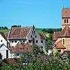 Das Schloss Blumenfeld, hier links neben der Blumenfelder Kirche St. Michael, soll bald verpachtet werden. Pächter ist Neulandia, das ...
