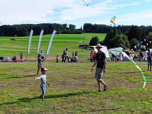 Bild 18: Bilder vom 11. Familien-Drachenfest auf dem Flugplatz in Hütten
