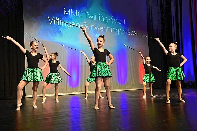 Mit Tanz, Gymnastik und Jonglage begeistert der MMC Twirling-Sportverein aus Villingen-Schwenningen auf der Bühne das Publikum aus ...