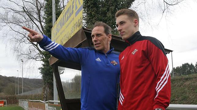 Vater und Sohn – Trainer und Spieler bei den U19-Junioren des FC Baden/CH: Ralf Herzog (links) gibt seinem Sohn Anweisungen. Bild: ...