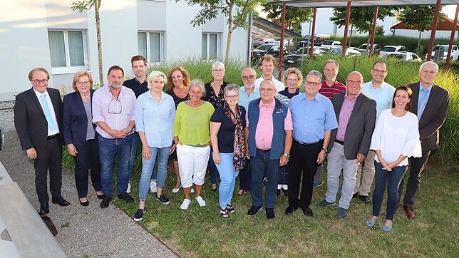 Der neue Gemeinderat von Uhldingen-Mühlhofen nach seiner Verpflichtung: (von links) Gabriele Busam, Markus Wesch, Martin Möcking, Lena ...