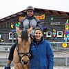 Beim Reiten trainiert Ada &ndash; hier mit Physiotherapeutin Isabelle Kolb &ndash; viele Muskelpartien, ohne das Kniegelenk zu belasten.