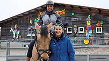 Beim Reiten trainiert Ada &ndash; hier mit Physiotherapeutin Isabelle Kolb &ndash; viele Muskelpartien, ohne das Kniegelenk zu belasten.