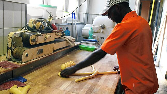 Abdoulie Camara hat in Gambia bei seinem Onkel das Bäckerhandwerk kennengelernt. Seine Ausbildung zum Bäcker absolviert er in der ...