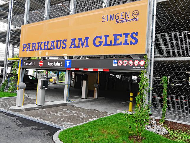 Schon von Weitem zu sehen: Die Einfahrt zum neuen Parkhaus Am Gleis in der Bahnhofstraße.