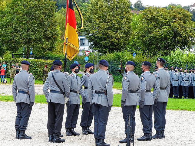 Eine Rekrutenabordnung legt stellvertretend für alle jungen Soldatinnen und Soldaten per Handauflage auf die Deutschlandfahne das ...